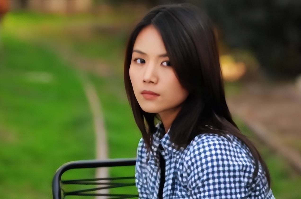 今独自抚养孩子的曹曦文活成人生赢家冰球突破平台曾情断陈思诚嫁给富商如(图1)