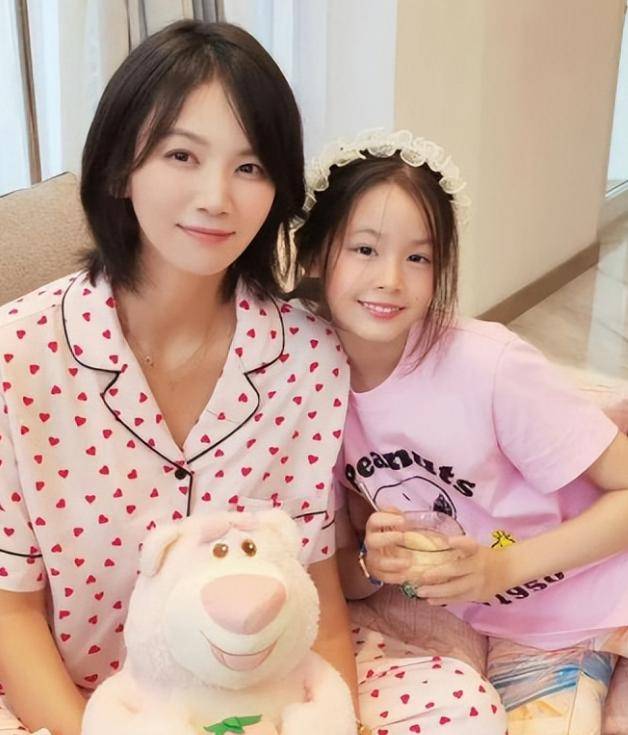 今独自抚养孩子的曹曦文活成人生赢家冰球突破平台曾情断陈思诚嫁给富商如(图3)