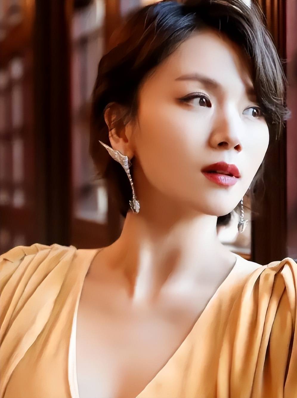 今独自抚养孩子的曹曦文活成人生赢家冰球突破平台曾情断陈思诚嫁给富商如(图5)