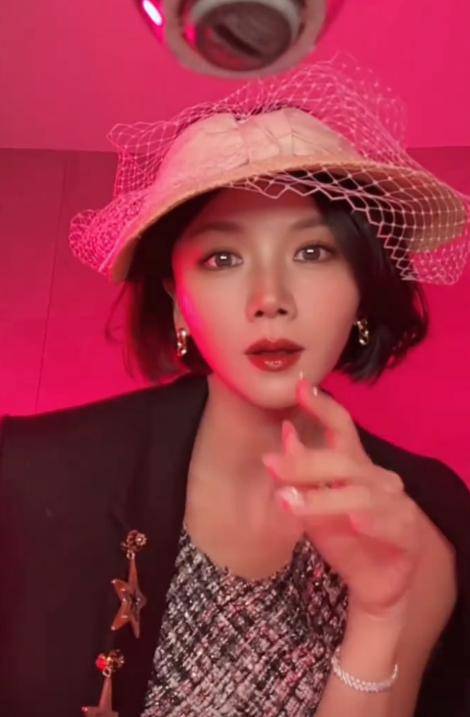 今独自抚养孩子的曹曦文活成人生赢家冰球突破平台曾情断陈思诚嫁给富商如(图7)