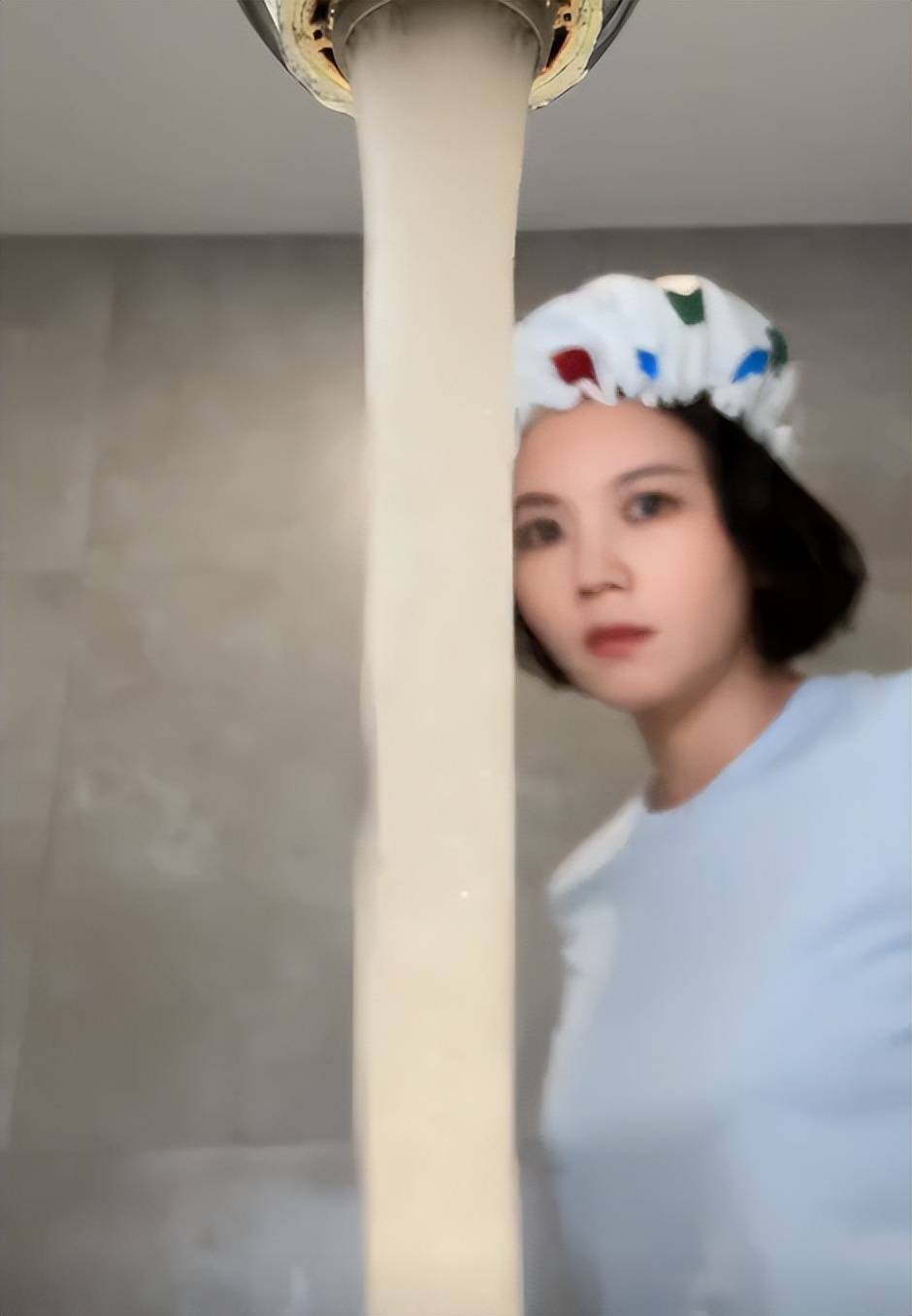 今独自抚养孩子的曹曦文活成人生赢家冰球突破平台曾情断陈思诚嫁给富商如(图8)