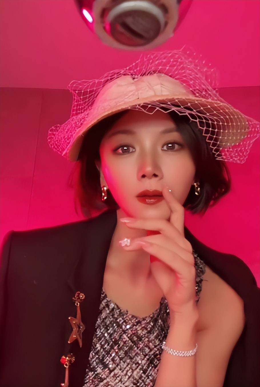 今独自抚养孩子的曹曦文活成人生赢家冰球突破平台曾情断陈思诚嫁给富商如(图11)