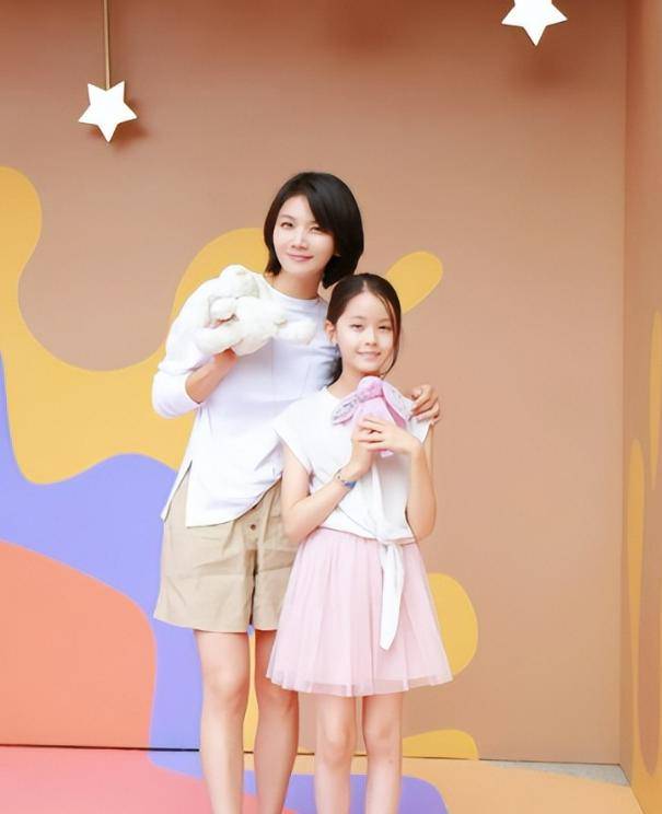 今独自抚养孩子的曹曦文活成人生赢家冰球突破平台曾情断陈思诚嫁给富商如(图13)