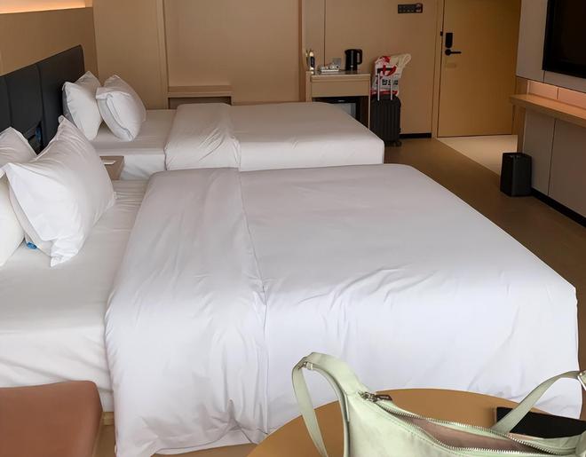 海亲子游5天4晚价格跟团五日游报价冰球突破北海亲子跟团游多少钱？北